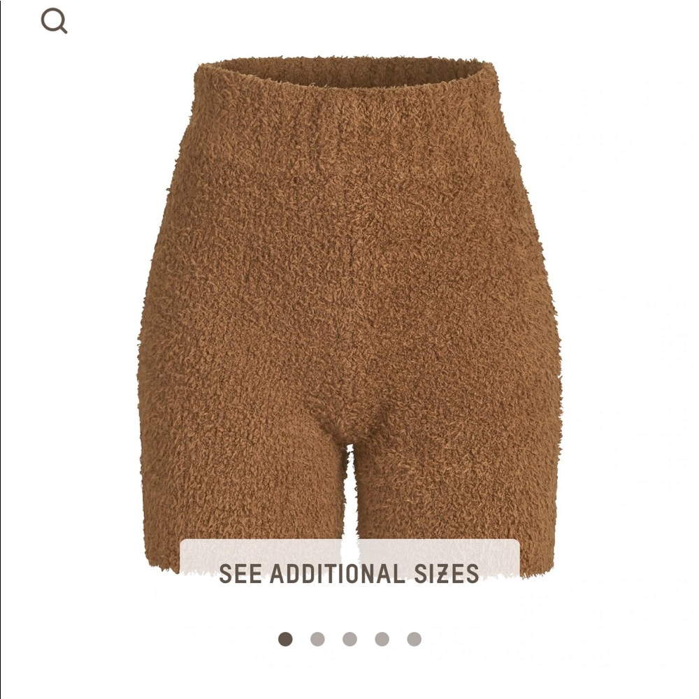 SKIMS Cozy High-Waist Sherpa Lounge Shorts in Camel X/XL